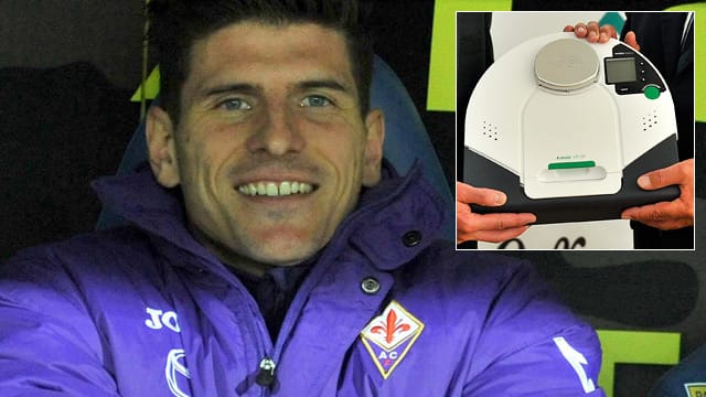Bei diesem Geschenk kann sich Nationalstürmer Mario Gomez ein Grinsen nicht verkneifen. Bei diesem Geschenk kann sich Nationalstürmer Mario Gomez ein Grinsen nicht verkneifen.