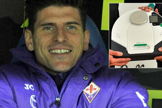 Bei diesem Geschenk kann sich Nationalstürmer Mario Gomez ein Grinsen nicht verkneifen.