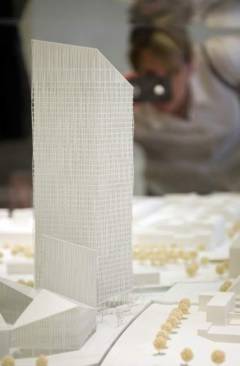 Ein Modell des neuen Turms veranschaulicht seine Einbindung ins Stadtbild.