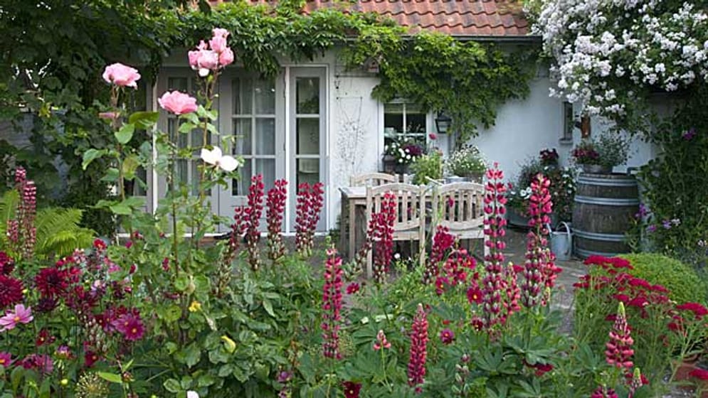 Gartengestaltung nach Farben Blau macht den Garten größer