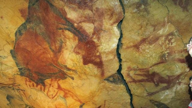 Besucher in der Nachbildung der Steinzeithöhle.