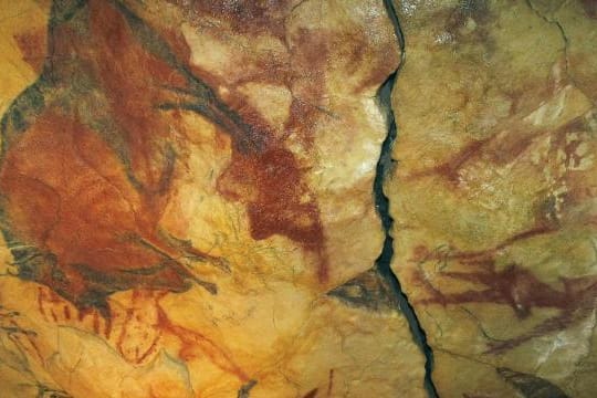 Besucher in der Nachbildung der Steinzeithöhle.