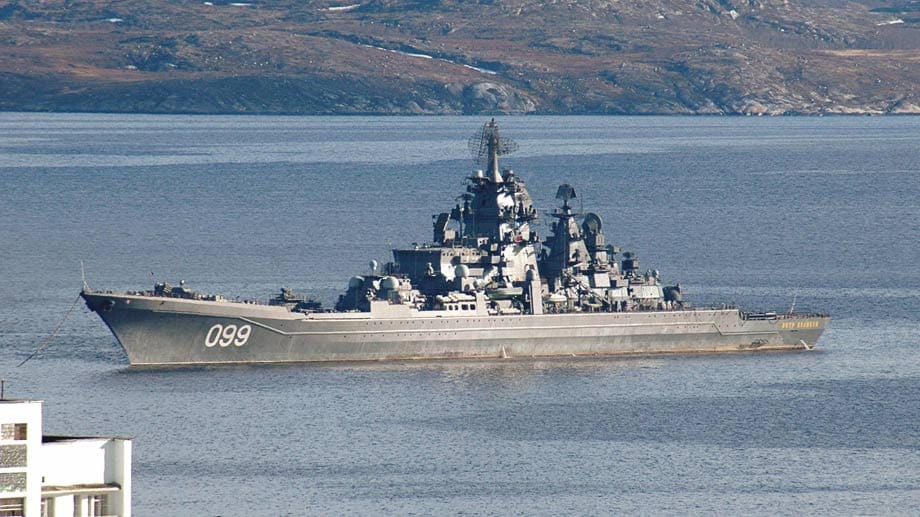 Das Flaggschiff der russischen Nordflotte: Der schwere Kreuzer Pjotr Weliki. Das nuklearbetriebene Schlachtschiff ist 250 Meter lang und mit Raketen bewaffnet.