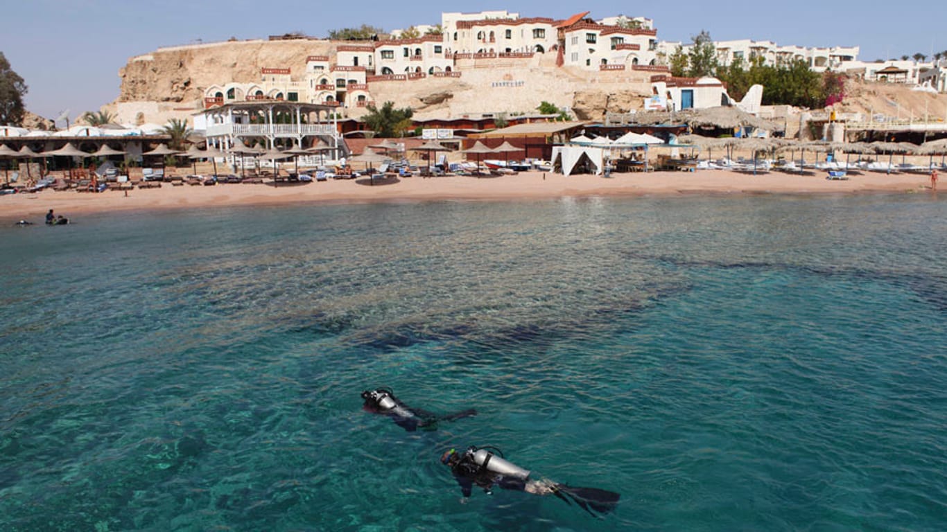 Taucher am Sharks Bay, Sharm el-Sheik. Dieser Ort liegt auf der Sinai-Halbinsel, die momentan von Urlaubern gemieden werden sollte.