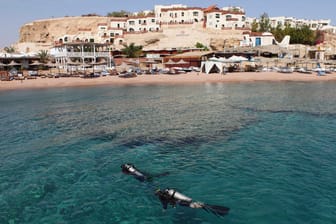 Taucher am Sharks Bay, Sharm el-Sheik. Dieser Ort liegt auf der Sinai-Halbinsel, die momentan von Urlaubern gemieden werden sollte.