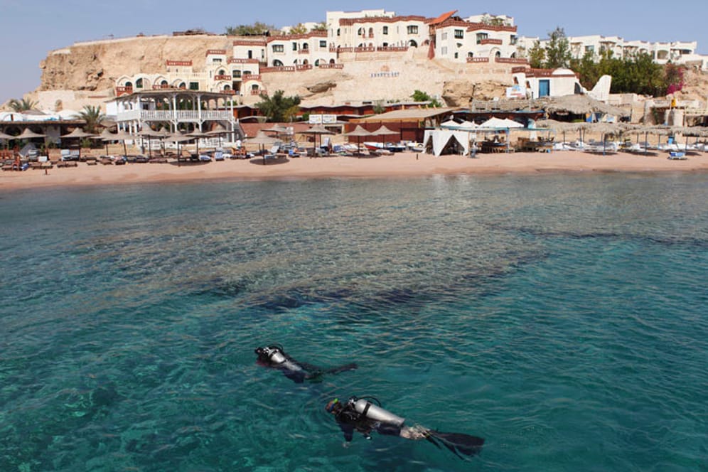Taucher am Sharks Bay, Sharm el-Sheik. Dieser Ort liegt auf der Sinai-Halbinsel, die momentan von Urlaubern gemieden werden sollte.
