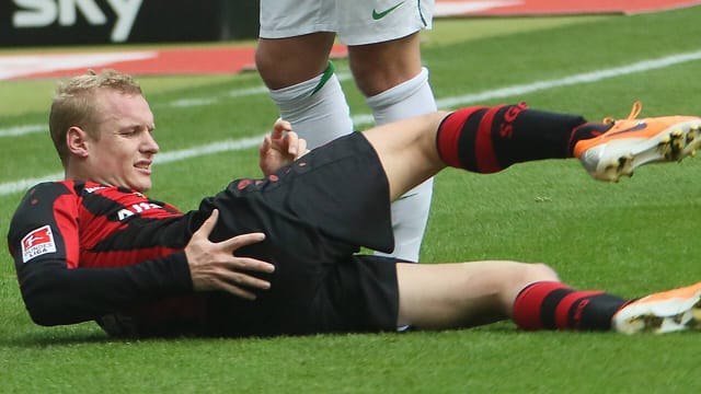 Auf die Knochen: Sebastian Rode von Eintracht Frankfurt liegt nach einem Foul mit schmerzverzerrtem Gesicht am Boden.