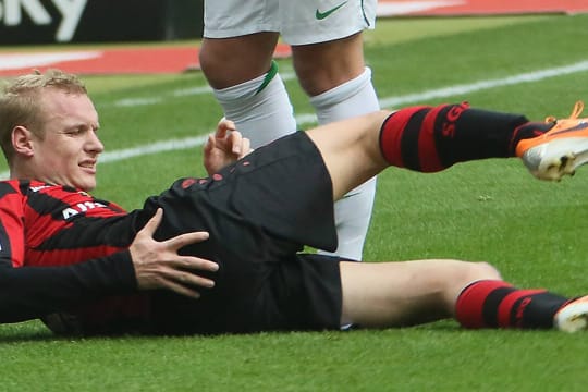 Auf die Knochen: Sebastian Rode von Eintracht Frankfurt liegt nach einem Foul mit schmerzverzerrtem Gesicht am Boden.