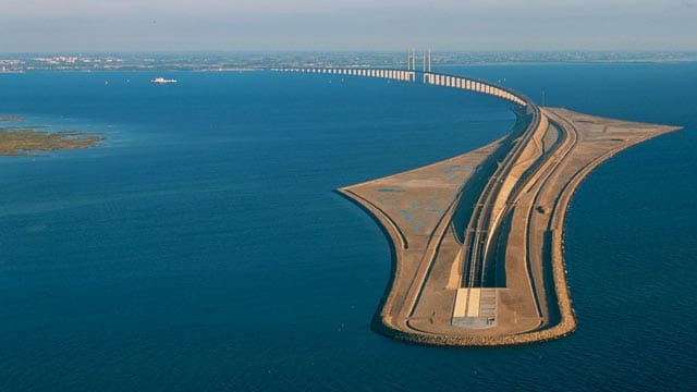 Und weg ist sie: Plötzlich endet die Öresundbrücke im Meer zwischen Dänemark und Schweden.