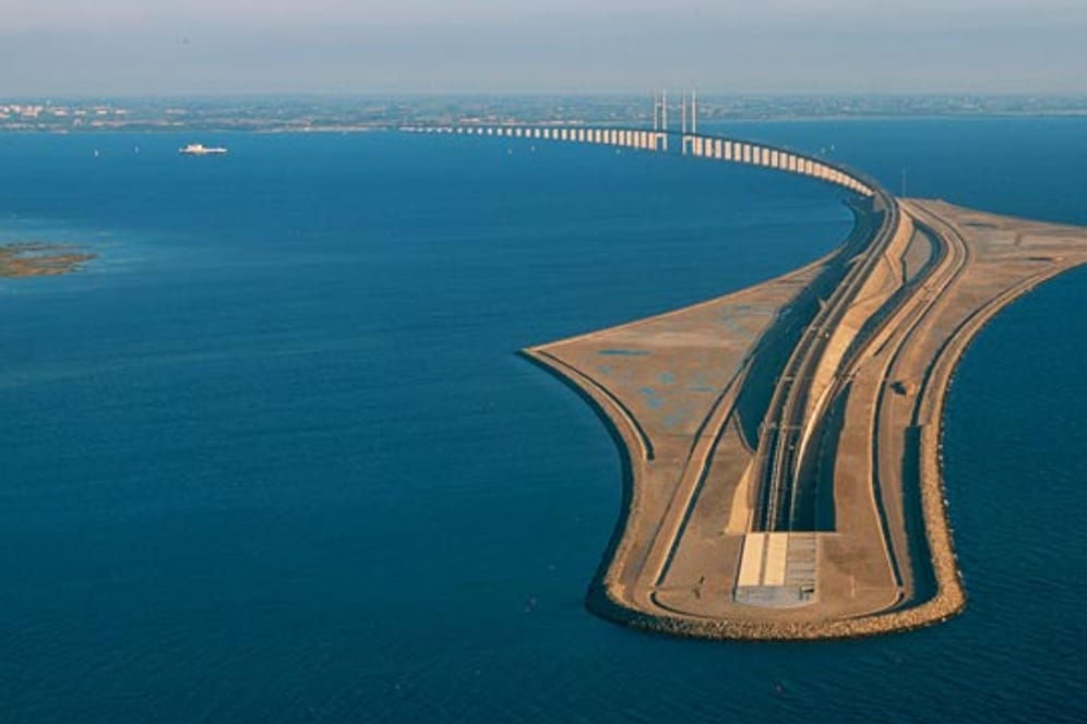 Und weg ist sie: Plötzlich endet die Öresundbrücke im Meer zwischen Dänemark und Schweden.