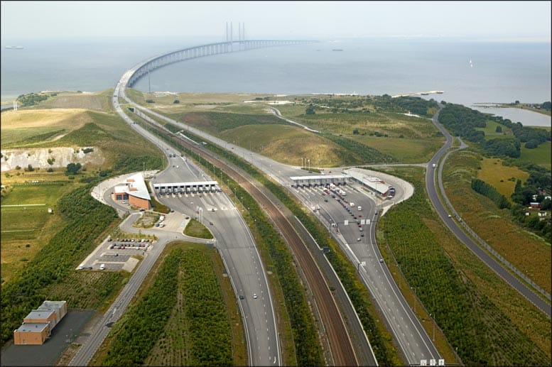 Die Öresundbrücke ist mit 7845 Metern die weltweit längste Schrägseilbrücke, die Straßen- und Bahnverkehr kombiniert.