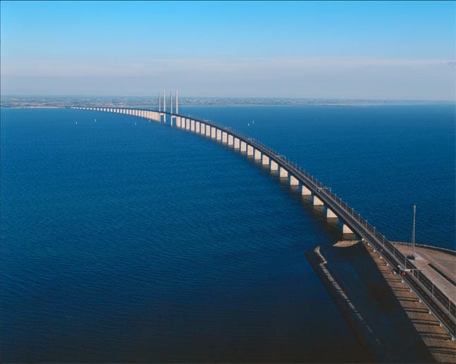Wer von der schwedischen Seite die Brücke befährt, erreicht am Ende der Konstruktion die künstliche Insel Peberholm.