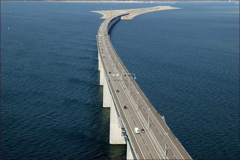 Ihre einzige Daseinsberechtigung ist jedoch, dass hier die Öresundbrücke in den unterirdischen Drogdentunnel übergeht. Sie sorgt sozusagen dafür, dass der Tunnel, der unter der Wasseroberfläche liegt, nicht geflutet wird.