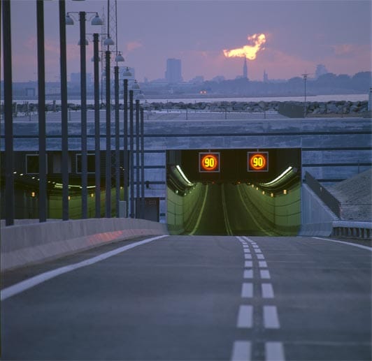 Wer mit dem Auto oder Zug hier unterwegs ist, verschwindet kurze zeit später unter dem Meer. Genau genommen im Drogdentunnel. Die Verbindung musste unterirdisch gelegt werden, da eine Brücke aufgrund der Nähe zum Kopenhagener Flughafen den Flugverkehr gestört hätte. Der rund 4000 Meter lange Tunnel besteht aus zwei Eisenbahnröhren, zwei Straßenröhren sowie einer Service- und Evakuierungsröhre.