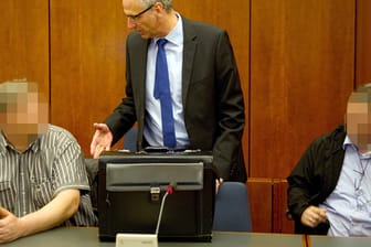 Verteidiger Karl-Heinz Mügge mit Angeklagten