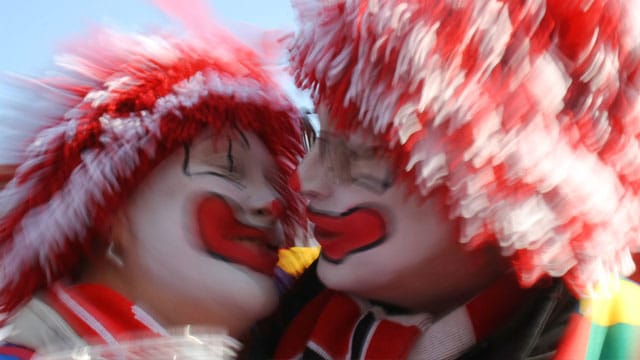 An Karneval ist bei vielen die Flirt-Bereitschaft groß - auch wenn sie bereits in festen Händen sind.