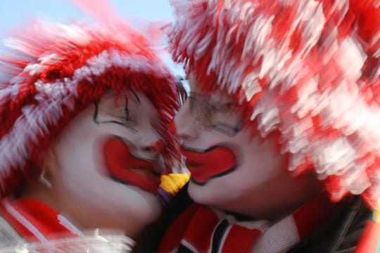 An Karneval ist bei vielen die Flirt-Bereitschaft groß - auch wenn sie bereits in festen Händen sind.