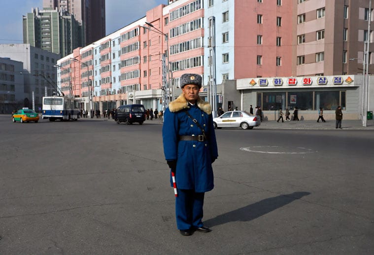 Arbeitslosigkeit gibt es offiziell in Nordkorea nicht. Dafür werden an großen Kreuzungen statt Ampeln Verkehrspolizisten eingesetzt.