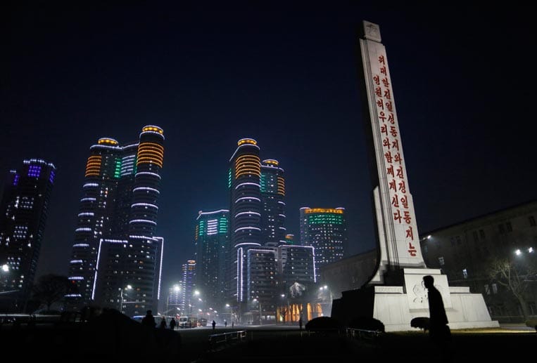 Auch andere Denkmäler, wie dieser Obelisk erinnern immer wieder an die beiden Staatsmänner. Die beleuchteten Wohnhäuser sind allerdings auch in Pjöngjang eine Seltenheit.