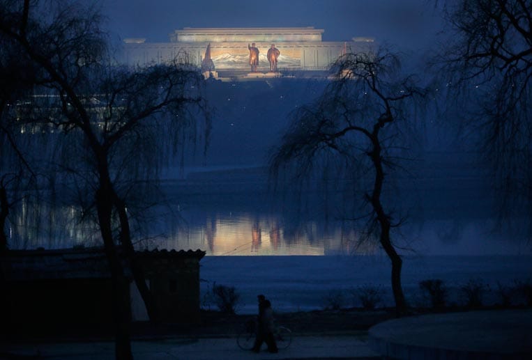 Als Tourist wird man in Nordkorea auf Schritt und Tritt verfolgt. Sogenannte Aufpasser sorgen dafür, dass möglichst nur die "richtigen" Dinge fotografiert werden. Als Tourist wird man in Nordkorea auf Schritt und Tritt verfolgt. Sogenannte Aufpasser sorgen dafür, dass möglichst nur die "richtigen" Dinge fotografiert werden.