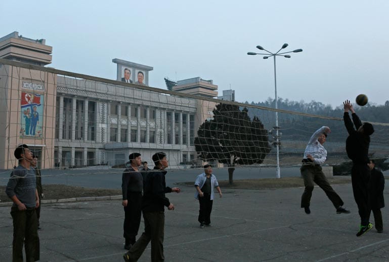 In ihrer Freizeit treiben auch die Nordkoreaner gerne Sport. Die vergleichsweise privilegierten Bewohner von Pjöngjang haben die Auswahl zwischen mehreren Sportstätten.