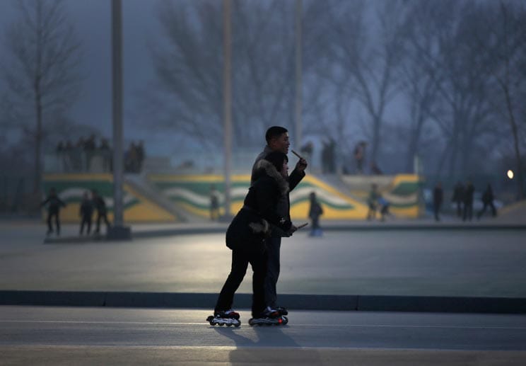 Trotz den Bewachern gelingt es dem Fotografen Vincent Yu, immer wieder Aufnahmen von der nordkoreanischen Bevölkerung zu machen. Trotz den Bewachern gelingt es dem Fotografen Vincent Yu, immer wieder Aufnahmen von der nordkoreanischen Bevölkerung zu machen.