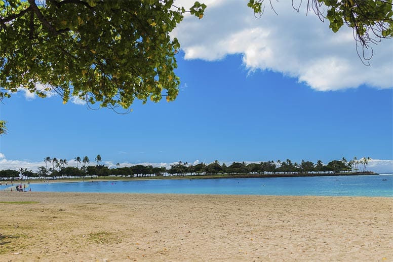 Der Ala Moana Park, reicht wie eine riesige grüne Faust in den Pazifik hinein und bestimmt das westliche Ende des berühmten Strand-Stadtteils Waikiki.