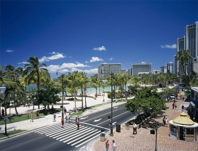 Hinter den Strandhotels, parallel zum Waikiki-Strand verläuft die Kalakaua Avenue mit ihren vielen Shops und Boutiquen (von edel bis trashig), Bars und Restaurants.