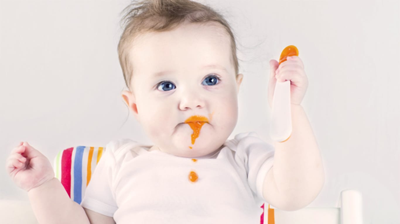 Babys sind stolz, wenn sie selbst essen dürfen - dabei geht aber auch öfter mal was daneben