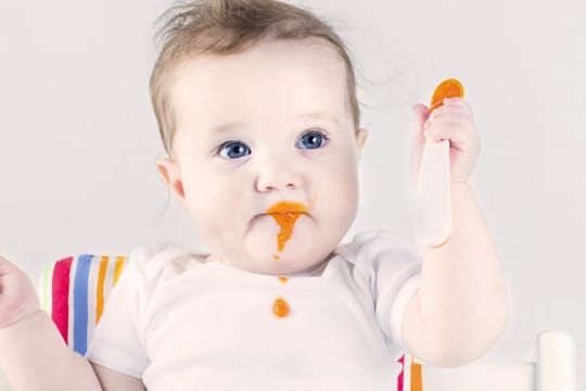 Babys sind stolz, wenn sie selbst essen dürfen - dabei geht aber auch öfter mal was daneben