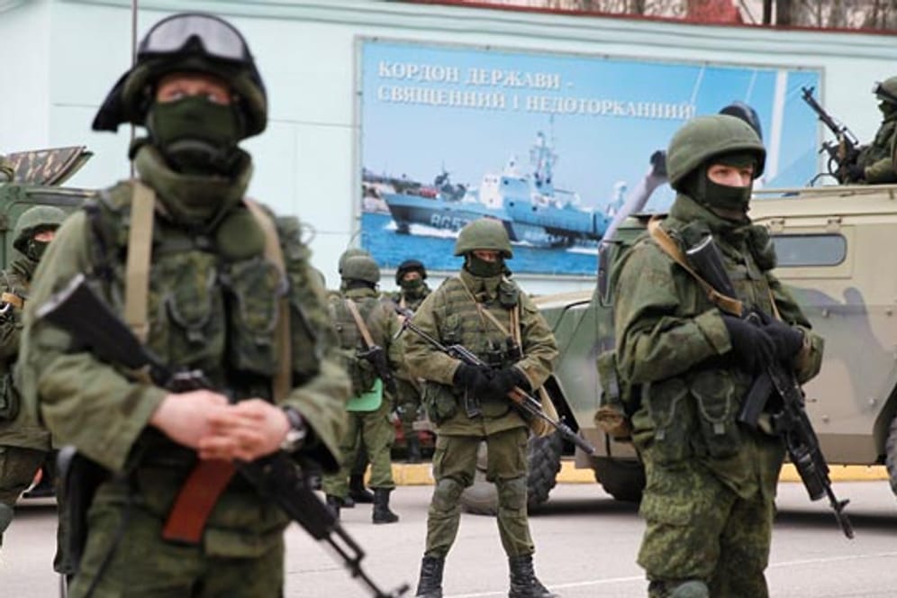Uniformierte besetzen strategisch wichtige Positionen auf der Halbinsel Krim.