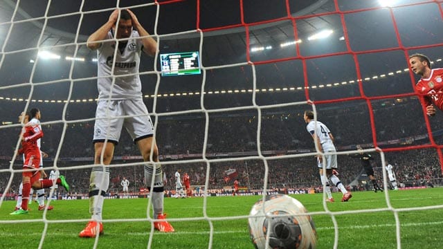 Das ist doch nicht zu fassen: Fünf Mal liegt der Ball im Schalker Tor.