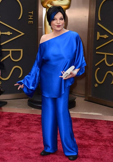 Yves Klein lässt grüßen. Die weltberühmte Schauspielerin und Sängerin Liza Minnelli sieht aus, als ob sie dem exklusiven Blau des berühmten französischen Malers verfallen wäre. Fast ein Jahr war Yves Klein auf der Suche nach dem perfekten Blau, die Musical-Ikone sollte diese Farbe jedoch meiden.