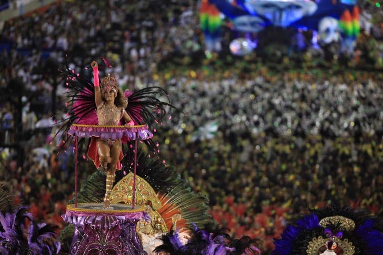 Tausende Tänzer und Tänzerinnen, Trommler und leichtbekleidete Samba-Queens ziehen dann durch Rios legendäres Sambódromo.
