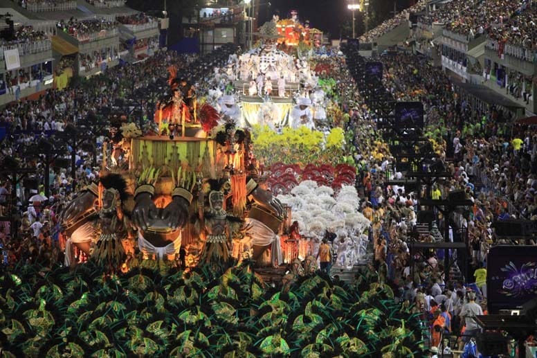 Mit den Paraden der Sambaschulen erreicht der Karneval in Rio de Janeiro seinen Höhepunkt.