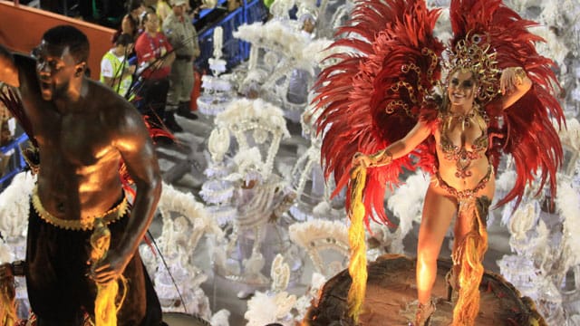 Knappe Kostüme, heiße Klänge: So ausgelassen feiert Rio Karneval.