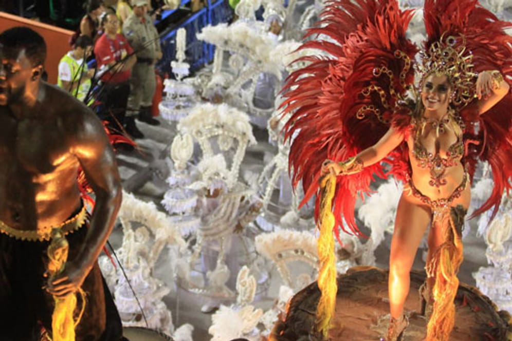 Knappe Kostüme, heiße Klänge: So ausgelassen feiert Rio Karneval.