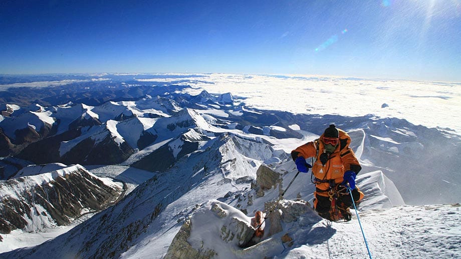 Der 71-jährige japanische Bergsteiger Katsusuke Yanagisawa steht kurz vor dem Gipfel des Mount Everest. Der 71-jährige japanische Bergsteiger Katsusuke Yanagisawa steht kurz vor dem Gipfel des Mount Everest.