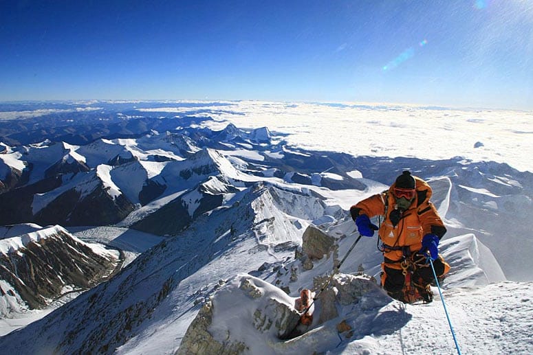 Der 71-jährige japanische Bergsteiger Katsusuke Yanagisawa steht kurz vor dem Gipfel des Mount Everest.