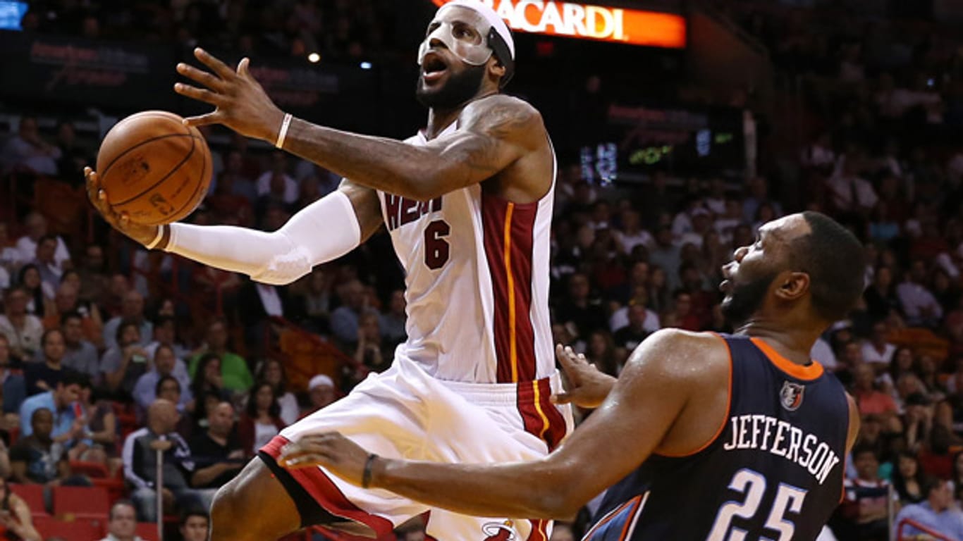 LeBron James (li.) von den Miami Heat war beim Sieg gegen die Charlotte Bobcats einfach nicht zu stoppen.