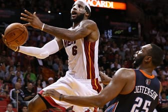 LeBron James (li.) von den Miami Heat war beim Sieg gegen die Charlotte Bobcats einfach nicht zu stoppen.