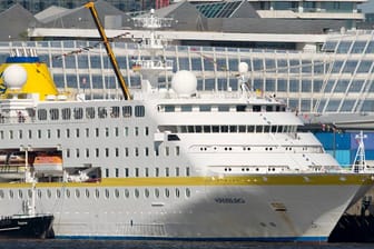 Das Kreuzfahrtschiff "Hamburg" (Archivbild): Bis Ende Juli ist das Schiff noch achtmal im Hamburger Hafen zu sehen.