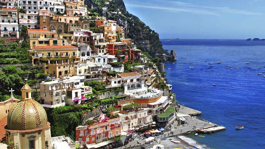 Die Amalfiküste ist Italiens aufregendste Steilküste - hier das Städtchen Positano mit tollem Panorama