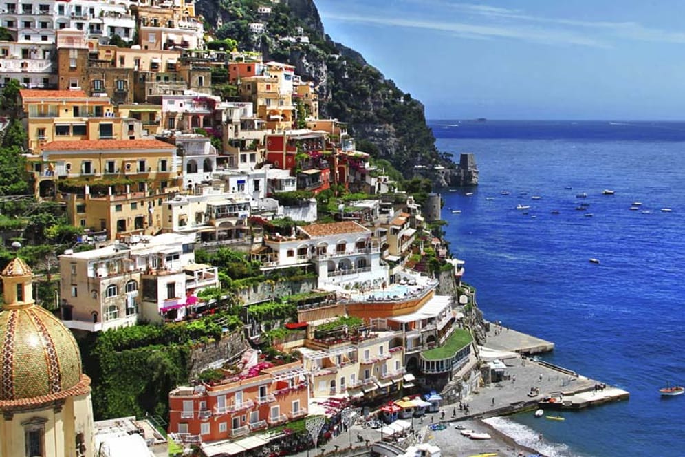 Die Amalfiküste ist Italiens aufregendste Steilküste - hier das Städtchen Positano mit tollem Panorama