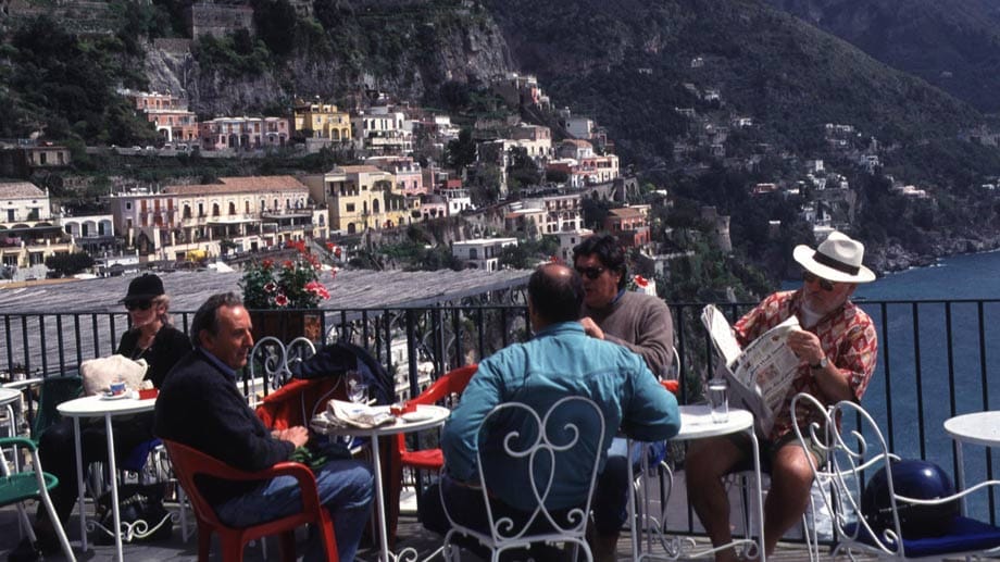 Vom Straßencafé in Positano hat man einen einmaligen Ausblick auf die Küste.