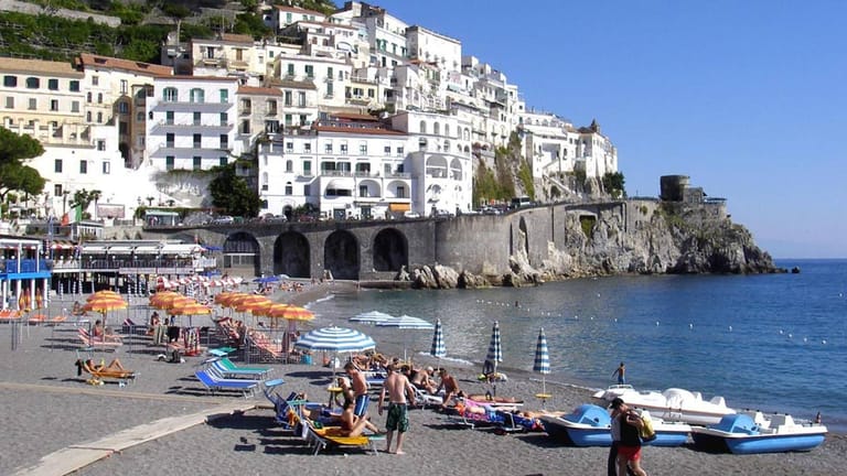 Auf der Küstenstraße passiert man auch Amalfi - ein Ort, der schon wie das personifizierte Italien klingt.
