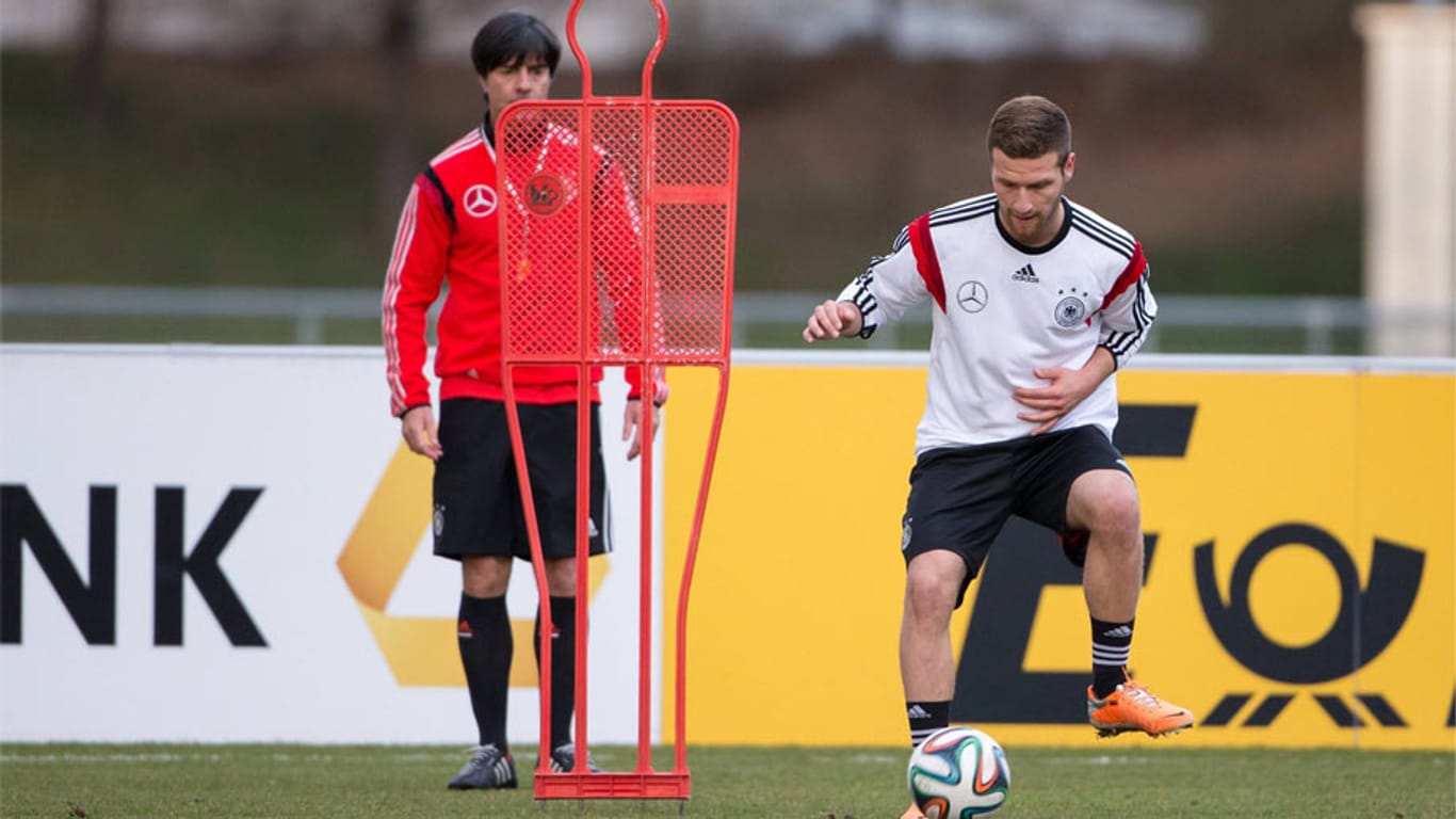 Gegen Chile könnte Shkodran Mustafi unter den Augen von Joachim Löw sein DFB-Debüt feiern.