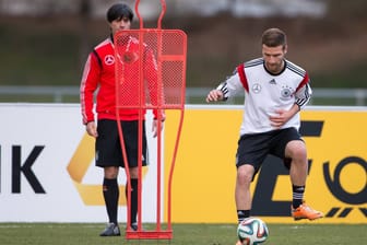 Gegen Chile könnte Shkodran Mustafi unter den Augen von Joachim Löw sein DFB-Debüt feiern.