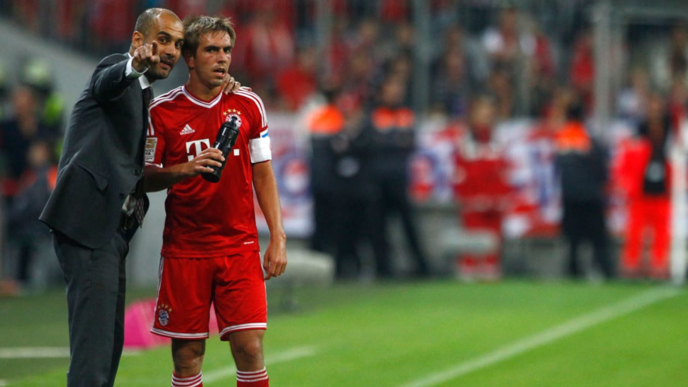 Bayern-Trainer Pep Guardiola gibt Kapitän Philipp Lahm Anweisungen.