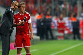 Bayern-Trainer Pep Guardiola gibt Kapitän Philipp Lahm Anweisungen.
